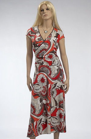 Šaty s řasením na boku a s výrazným modním vzorem