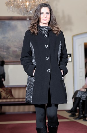 Dámský zimní kabát flaušový s moderním sportovně elegantním střihem i pro plnoštíhlé.