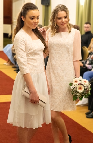 Šaty na ramínka s kolovou řasenou sukní