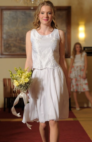 Svatební halenka s bohatou sukní z řaseného šifónu