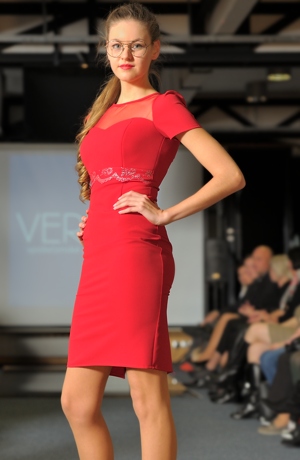 Červené elegantní dámské koktejlové šaty z elastické tkaniny