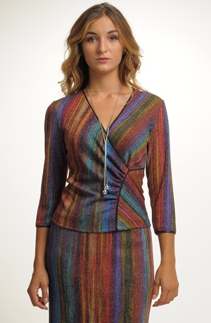 Elegantní pletený svetřík zdobený pruhy