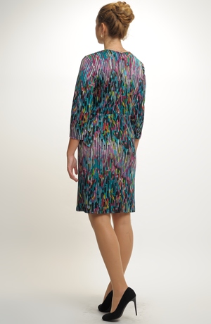 Pleteninové šaty se zajímavým op- artovým vzorem