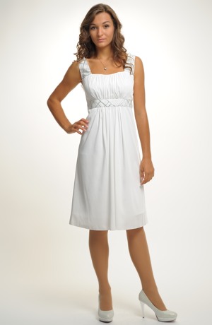 Krátké šifonové šaty řasené v římském stylu na širší ramínka.
