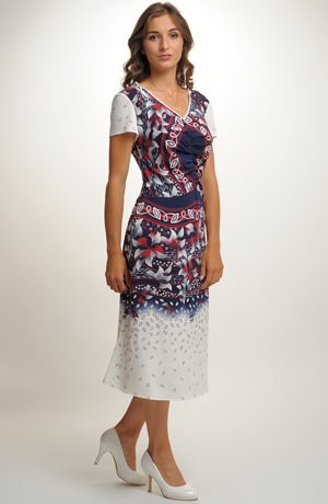 Elegantní společenské šaty s řasením na předním dílu