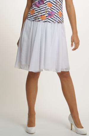 Řasená bílá sukně