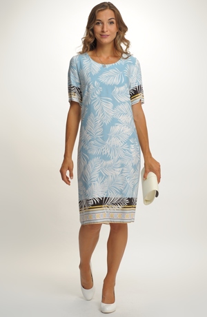 Letní šaty s jemným ozdobným pruhem u lemů