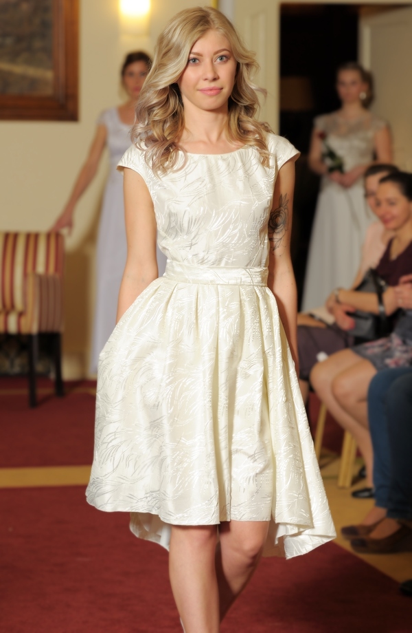 Dívčí šaty na svatbu