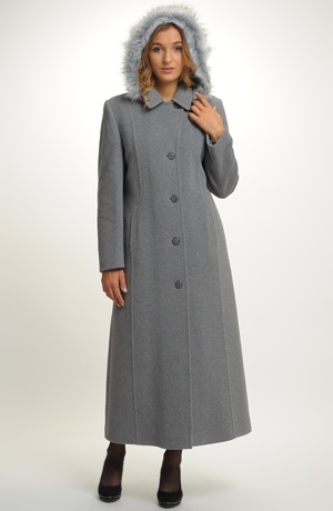 Velmi elegantní dlouhý dámský kabát ve světlé barvě.