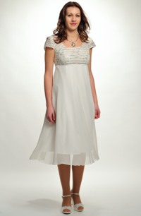 Empírové svatební šaty vhodné i pro těhotné nevěsty.