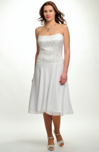 Elastické krátké korzetové šaty s kolovou sukýnkou vhodné na svatbu.