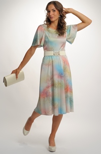 Dámské letní šaty s módním barevným abstraktním vzorem