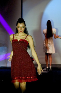 Módní přehlídka nové kolekce společenských šatů Verino pro sezonu jaro - léto 2008.