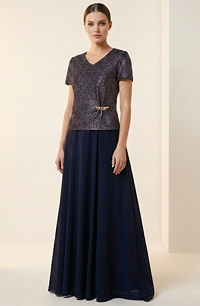 Elegantní elastické šaty tvoří halenka s lurexem a dlouhá modrá sukně