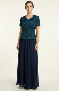 Společenský kostýmek s dlouhou sukní vhodný pro silnější postavy