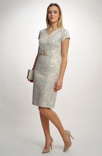 Dámské pastelové společenské šaty.