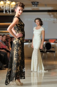 Elegantní plesové šaty v černozlaté kombinaci