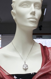 Jemný náhrdelník tvoří řetízek a medailonek