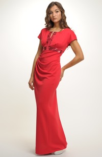 Červené plesové a společenské šaty s členěným předním dílem