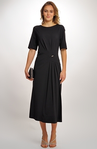 Černé společenské šaty s řasením na sukní a na živůtku