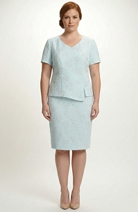 Dámské společenské šaty pouzdrového střihu.