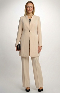 Dámský kalhotový komplet vhodný na svatbu.