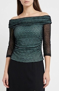 Mladistvá halenka ze síťované pleteniny s řasením kolem výstřihu