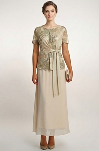 Kostým na svatbu pro svatební matku v zlatavých odstínech