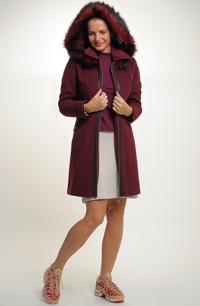 Elegantní dámské paleto s kapucí s bohatou kožešinou