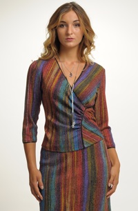 Elegantní pletený svetřík zdobený pruhy