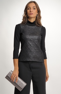 Černý módní svetřík s lesklou vsadkou na předním dílu