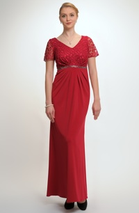 Dlouhé večerní šaty XXL se sklady a se sedlem z krajky