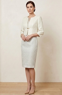 Dámský kostýmek na svatbu s krátkým kabátem z luxusního materiálu