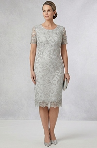 Krátké krajkové koktejlky i pro plnoštíhlé