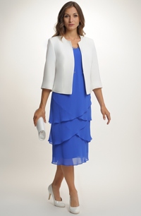 Kostýmek pro plnoštíhlé na svatbu v módní modré barvě