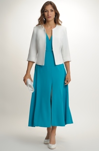 Elegantní kostým na svatbu nebo jinou společenskou událost.