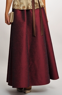 Elegantní dámská maxi sukně v bordo barvě – ideální na ples