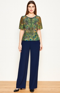 Elegantní dámská halenka s motivem pávích per a tmavě modré kalhoty