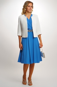 Šatový kostým na svatbu s krátkým kabátem