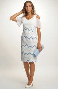 Smetanové společenské šaty s jemným geometrickým vzorem