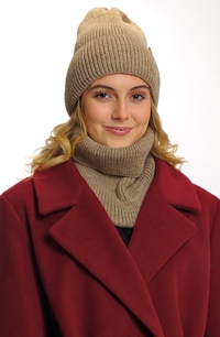 Stylová dámská zimní čepice a pletený nákrčník