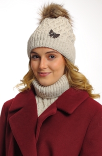 Pletená čepice s bambulkou z králíka