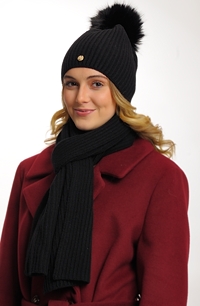 Elegantní dámská zimní čepice v klasické černé barvě