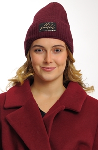 Dívčí pletená čepice s ozdobou