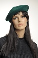 Pletený baret s ozdobou
